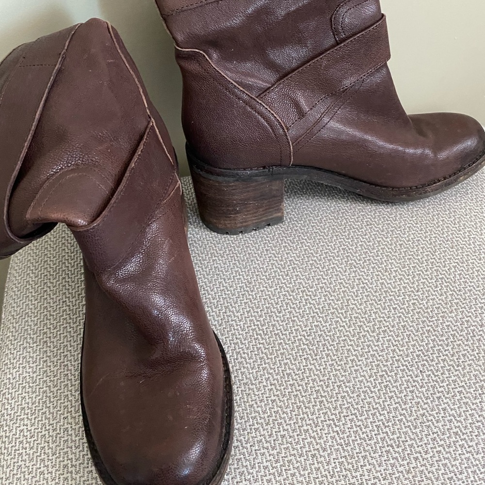 Sam Edelman brown boot with side buckles; size 9